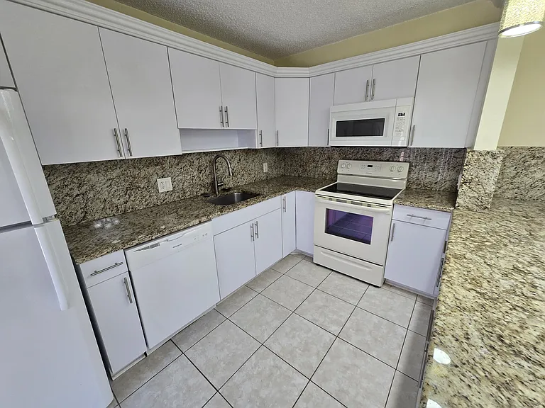 3232 Meridian Way N #B — Photo 7