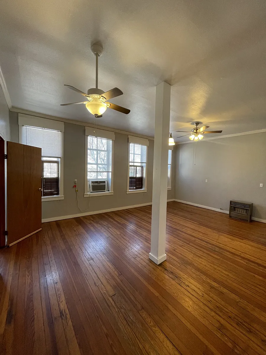 Building Photo - 140 1/2 E San Antonio St #1