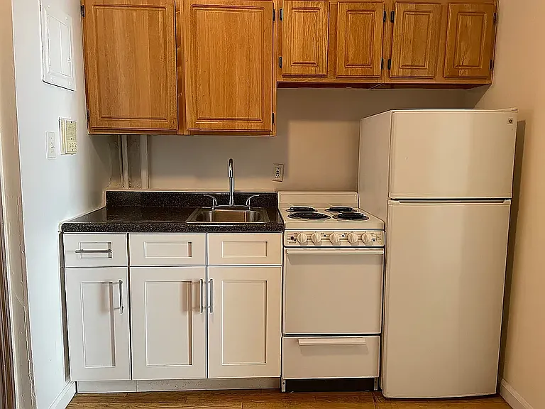 206 E 6th St #8 — Photo 10