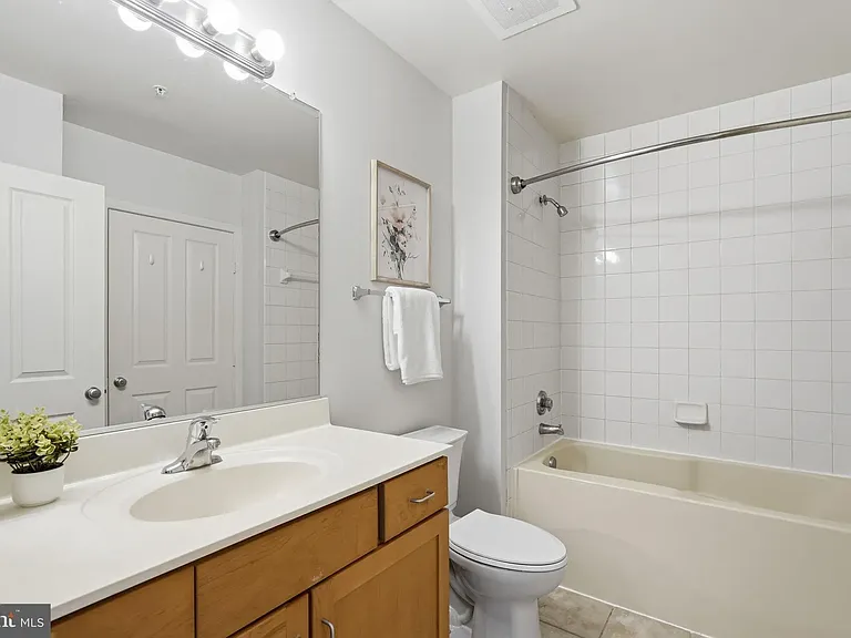 1201 N Garfield St #401 — Photo 6