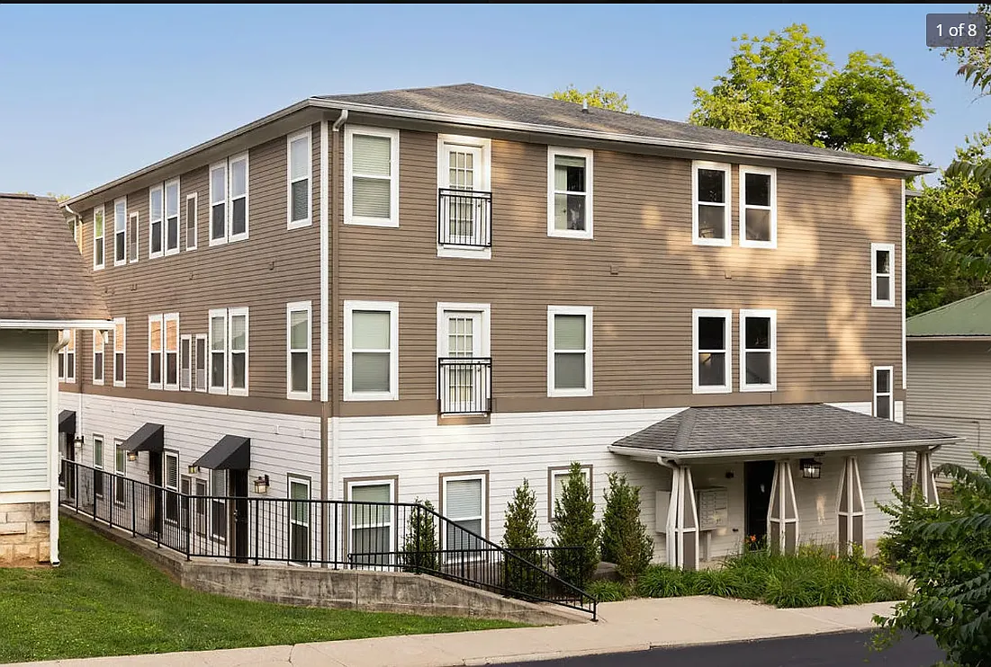 609 S Henderson — Photo 1