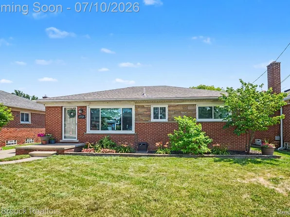 27720 Jefferson Ave, Saint Clair Shores, MI 48081