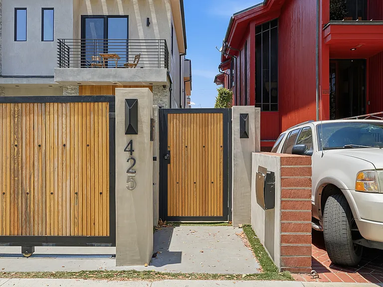 425 N Alfred St — Photo 36