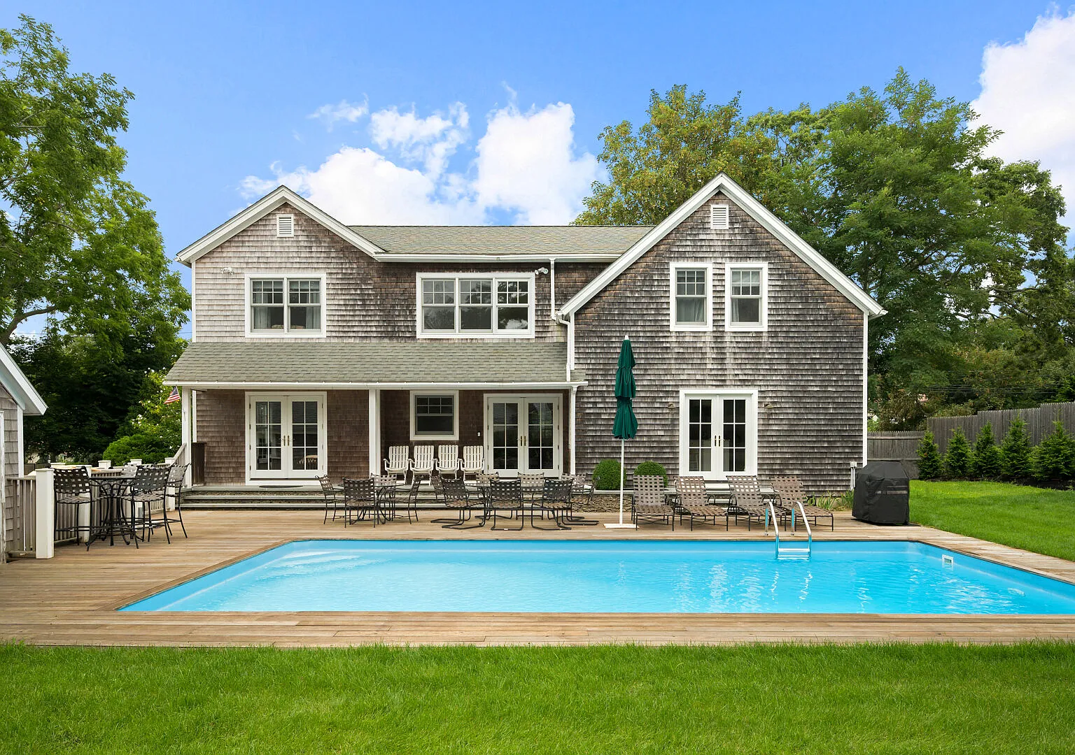 Expansive Decking, Large Pool — Photo 1