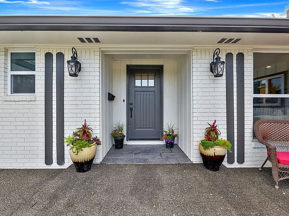 3rd image of 104 N Burr Oak Rd