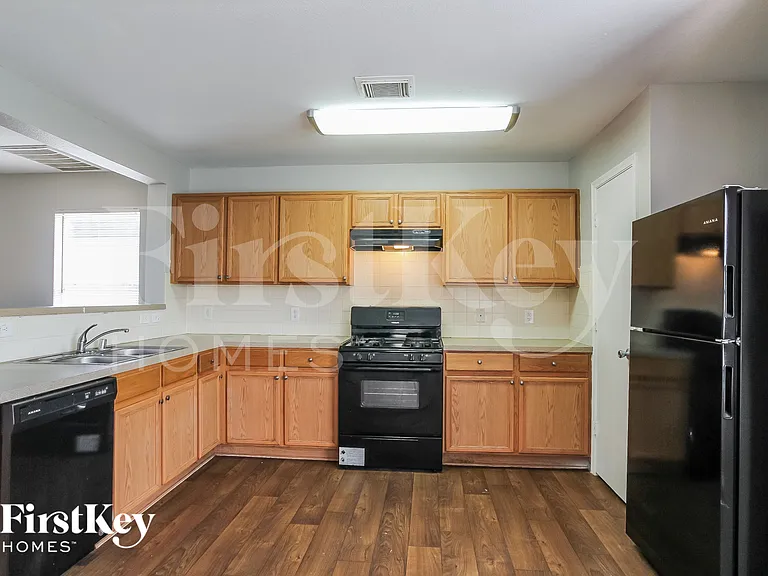 8126 Liberty Point Ln — Photo 7