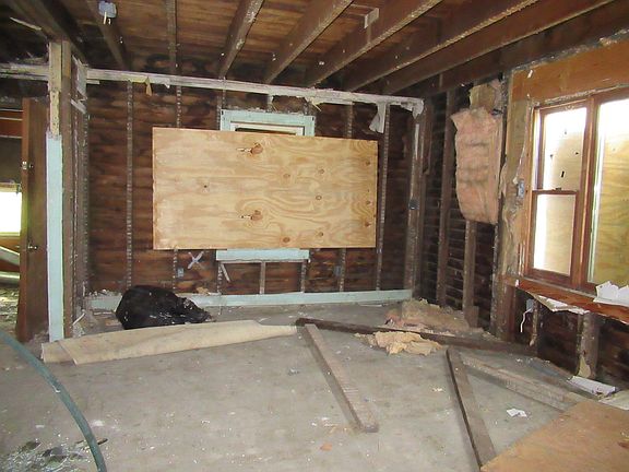 2nd image of 562 Van Buren St W