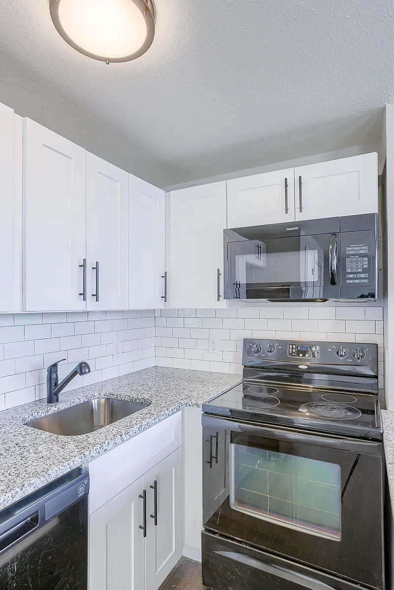 Building Photo - 210 S 24th St #301