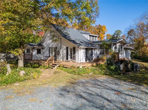 5820 Skylark Rd, Pfafftown, NC 27040