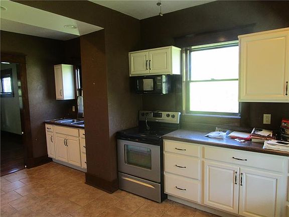5th image of 207 Andrews St