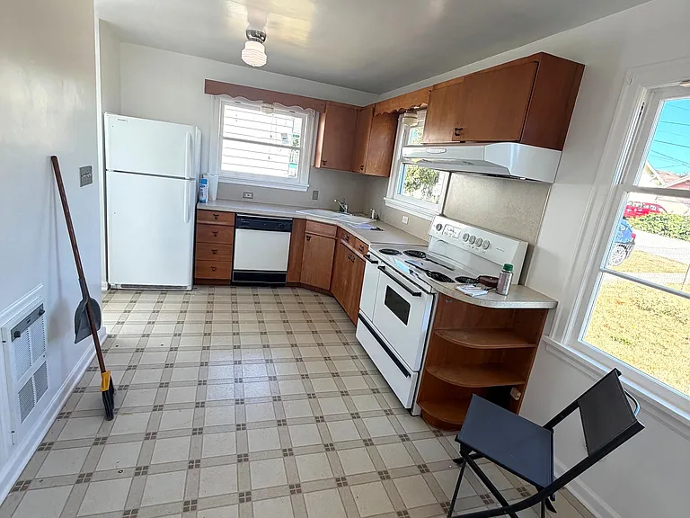 1802 Cedar St — Photo 6