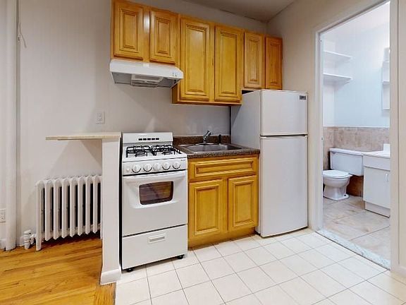 3rd image of 224 E 81st St APT 3C