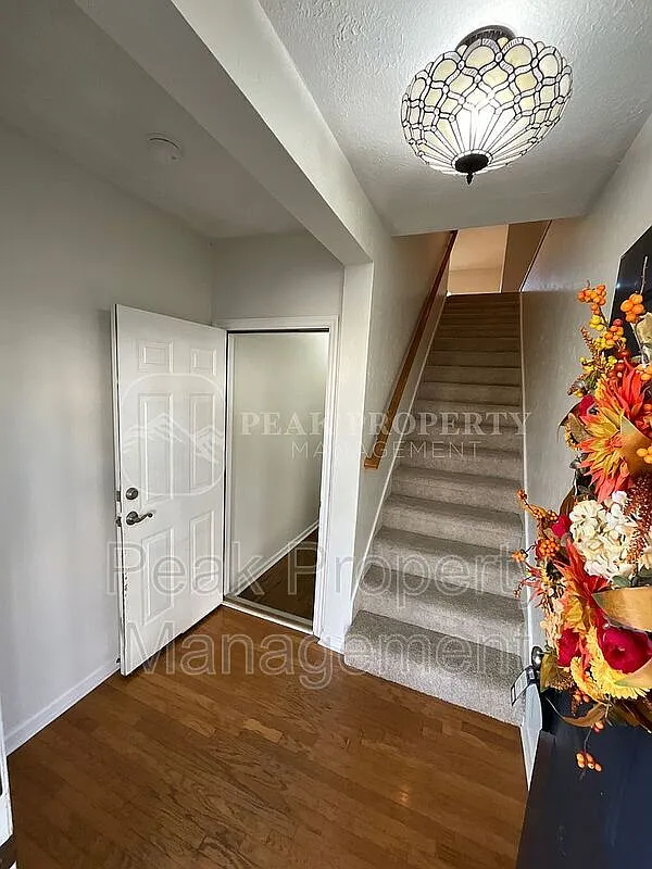 3 bed, 3.0 bath, 2100 sqft, $1,900 — Photo 2