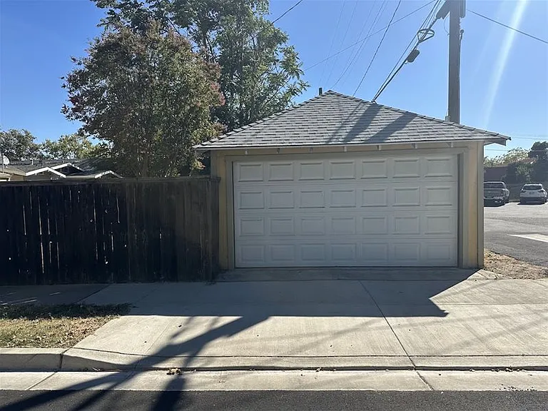 537 Crane Ave — Photo 3