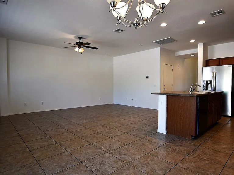 3828 S Vineyard Ave — Photo 5