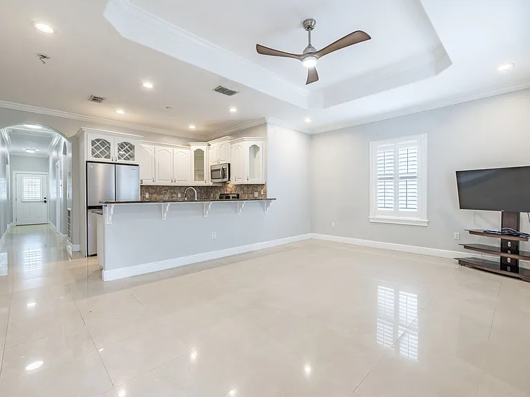 2323 W Cherry St — Photo 2