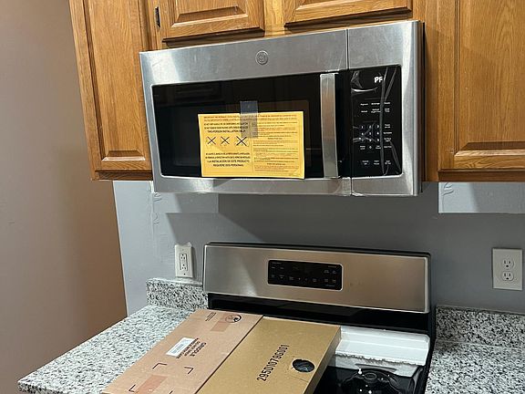 Kitchen w/ new stainless steel appliances