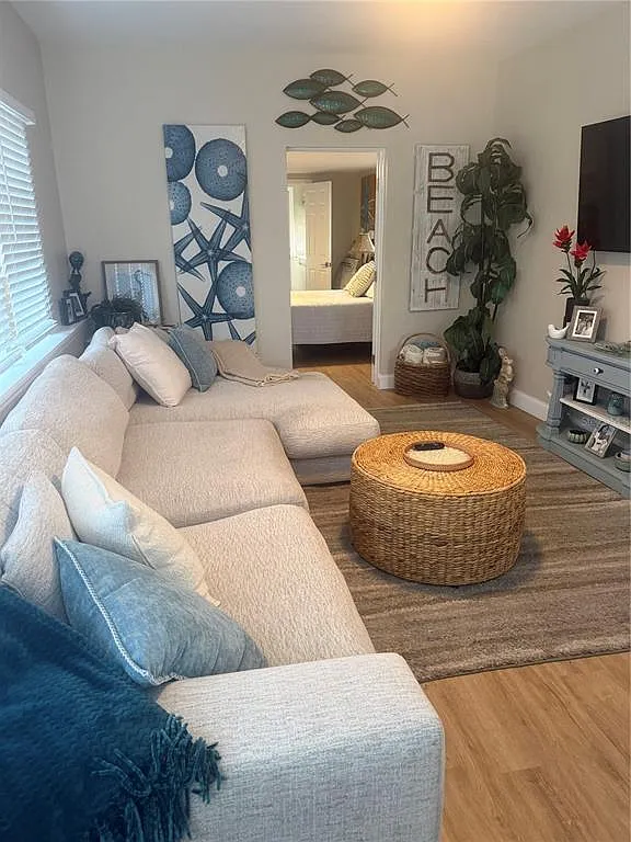 2 bed, 1.0 bath, 1008 sqft, $3,500 — Photo 3
