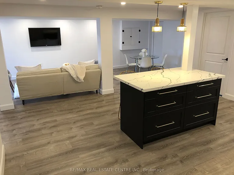 226 Howard Cres #LOWER — Photo 2