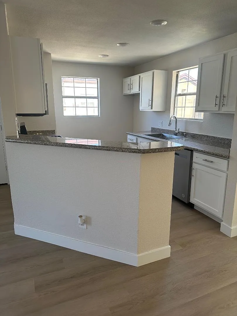 3 bed, 1103 sqft, $1,800 — Photo 2