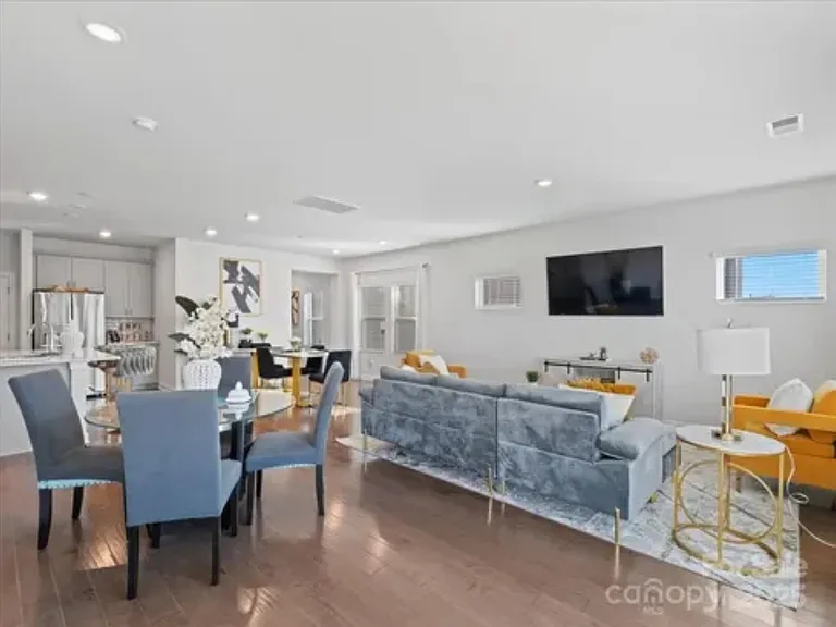 571 Palmarosa St #130 — Photo 19