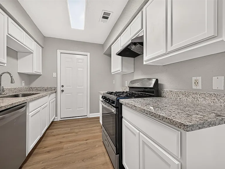 14306 River Glen Dr — Photo 7