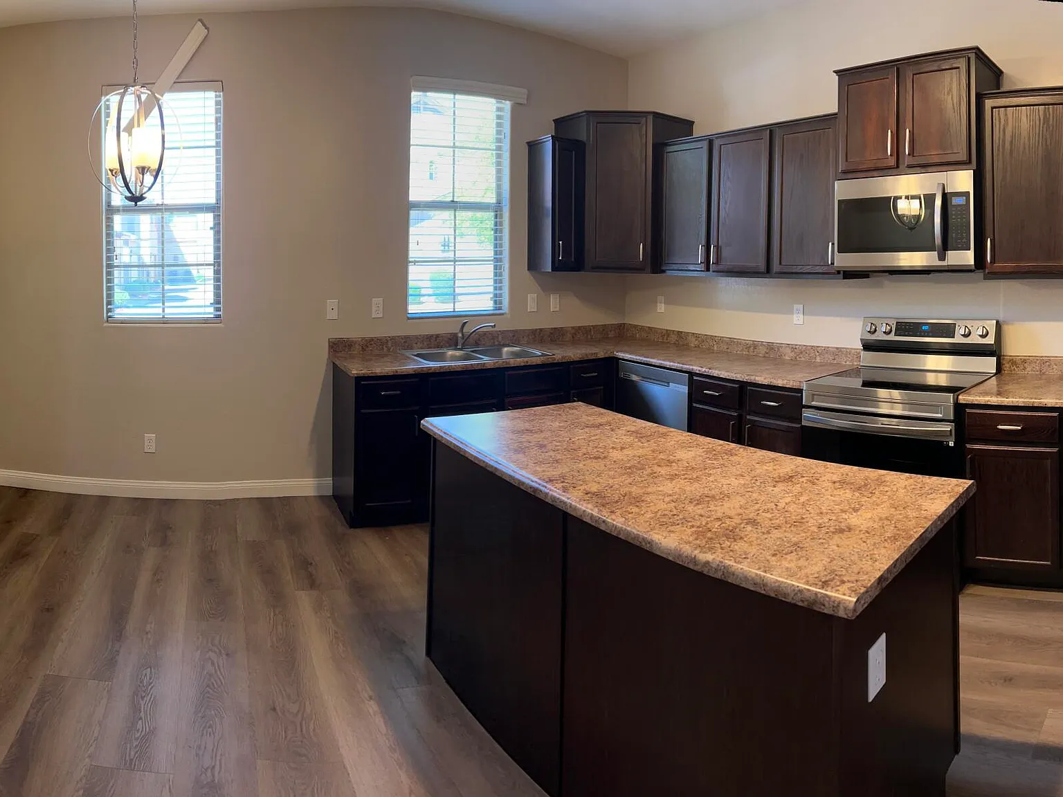 3 bed, 2.5 bath, 1675 sqft, $1,995 — Photo 3
