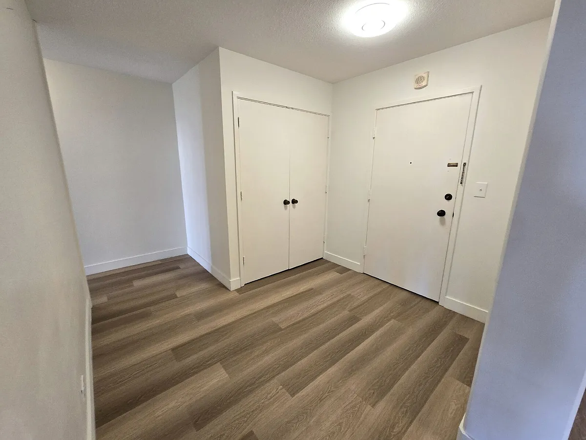 Building Photo - 920 Ward Ave #4G