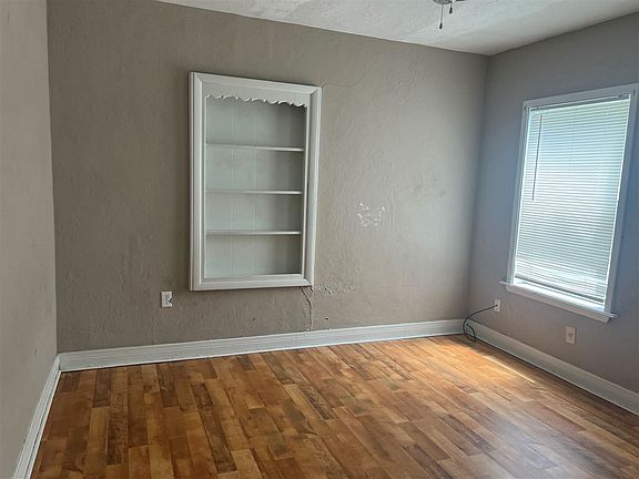 4th image of 1221 NW Oak Ave