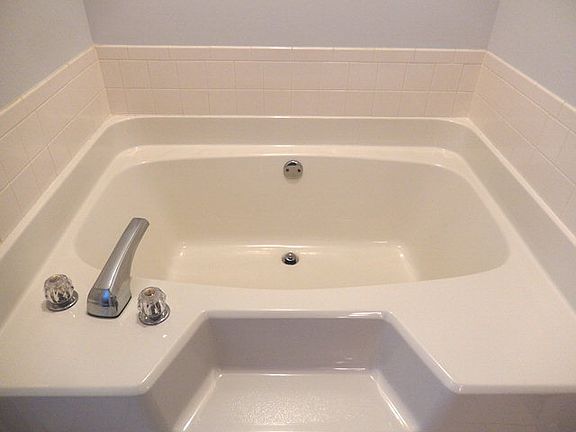 5th image of 591 Oak Brook Dr