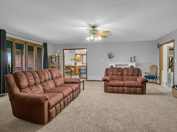 3rd image of 605 N Easy St