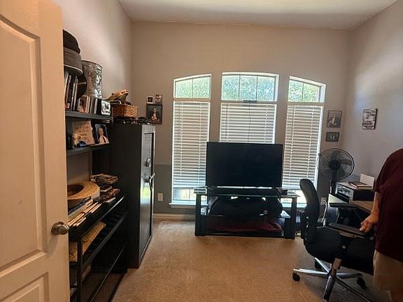 4th image of 136 Holly St