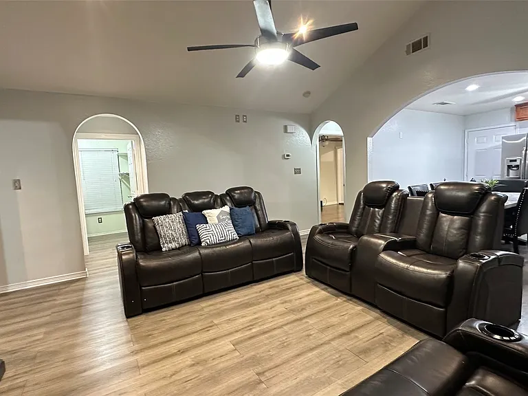 13731 Biggs St — Photo 6