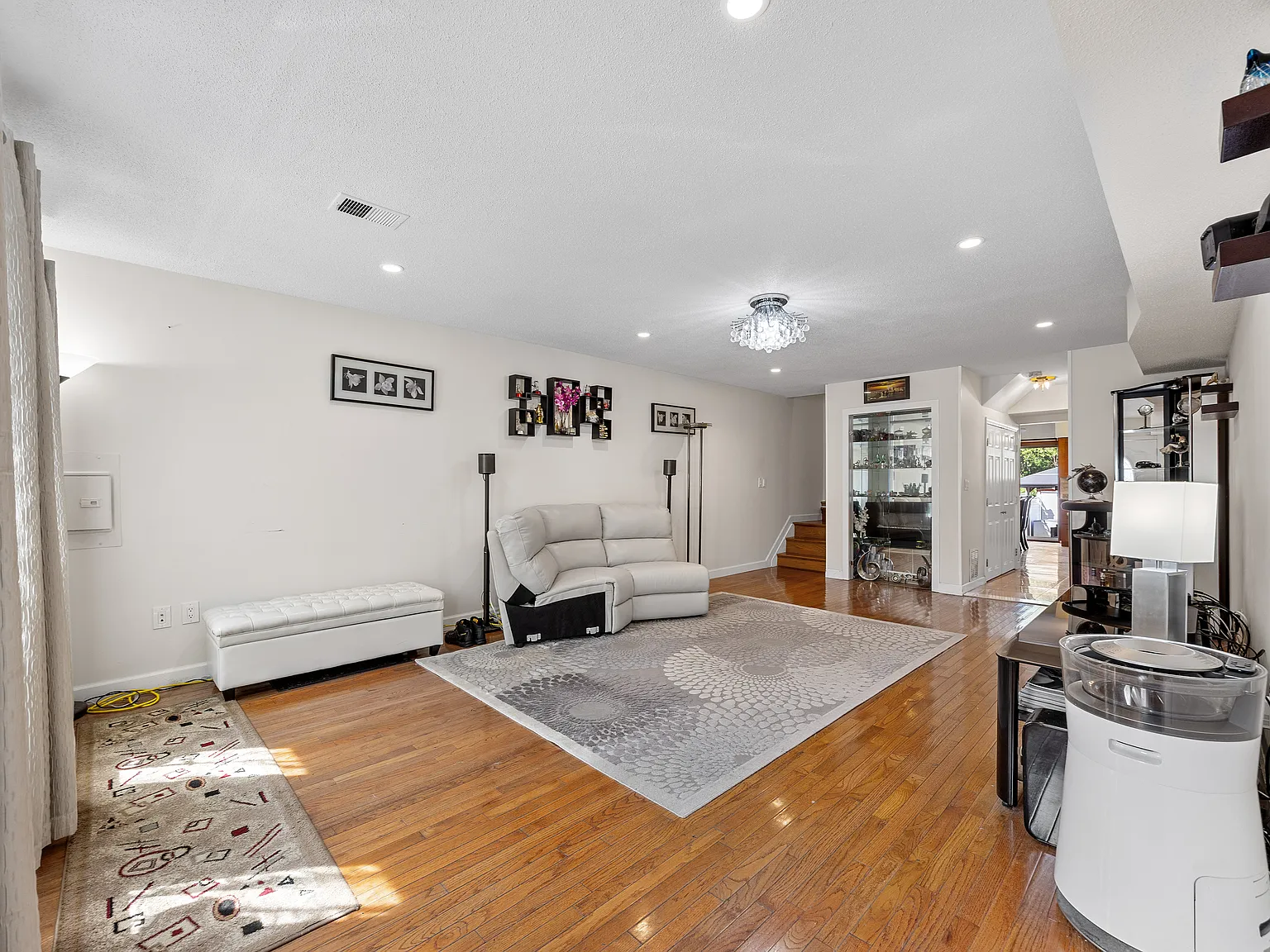 3 bed, 1.5 bath, 1100 sqft, $3,000 — Photo 3