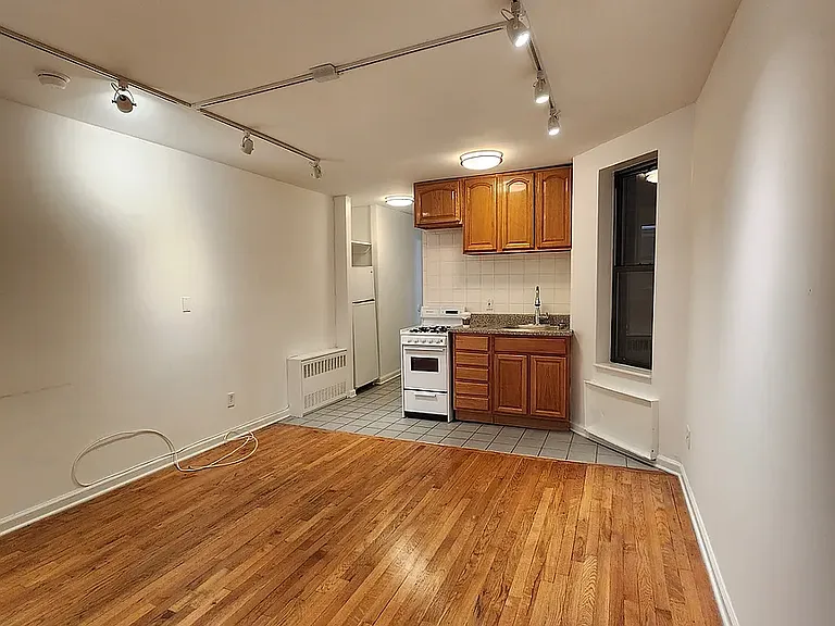 216 E 29th St #3G — Photo 3