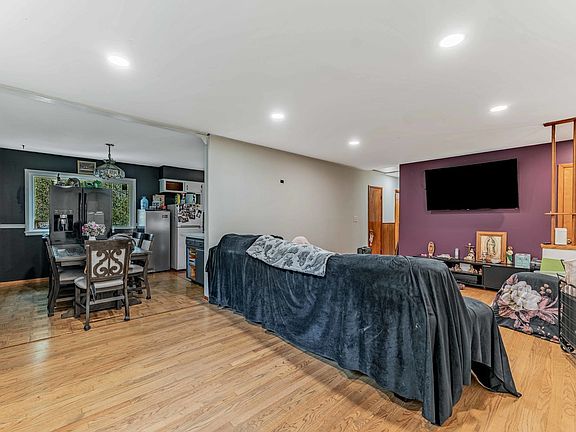 3rd image of 2139 Cherry Ave