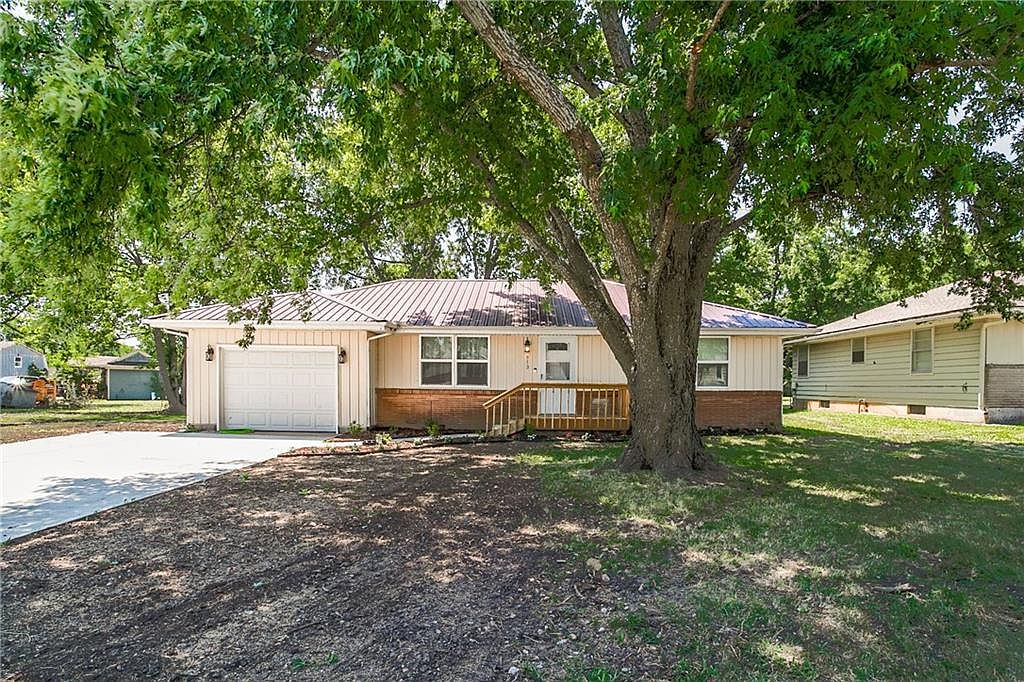 913 E Market St, Lacygne, KS 66040 Zillow