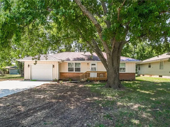 913 Market St, Lacygne, KS 66040