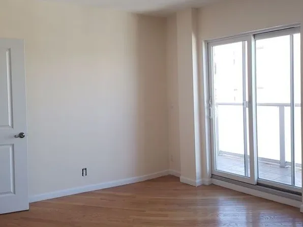 2011 Avenue X image 2 of 7