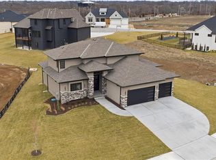 2531 NE Woodland Oak Cir, Lees Summit, MO 64086
