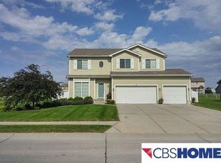 1701 Lakewood Dr, Papillion, NE 68046