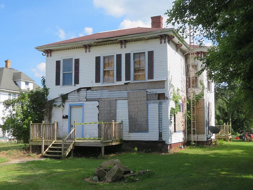 1st image of 409 Springmill St
