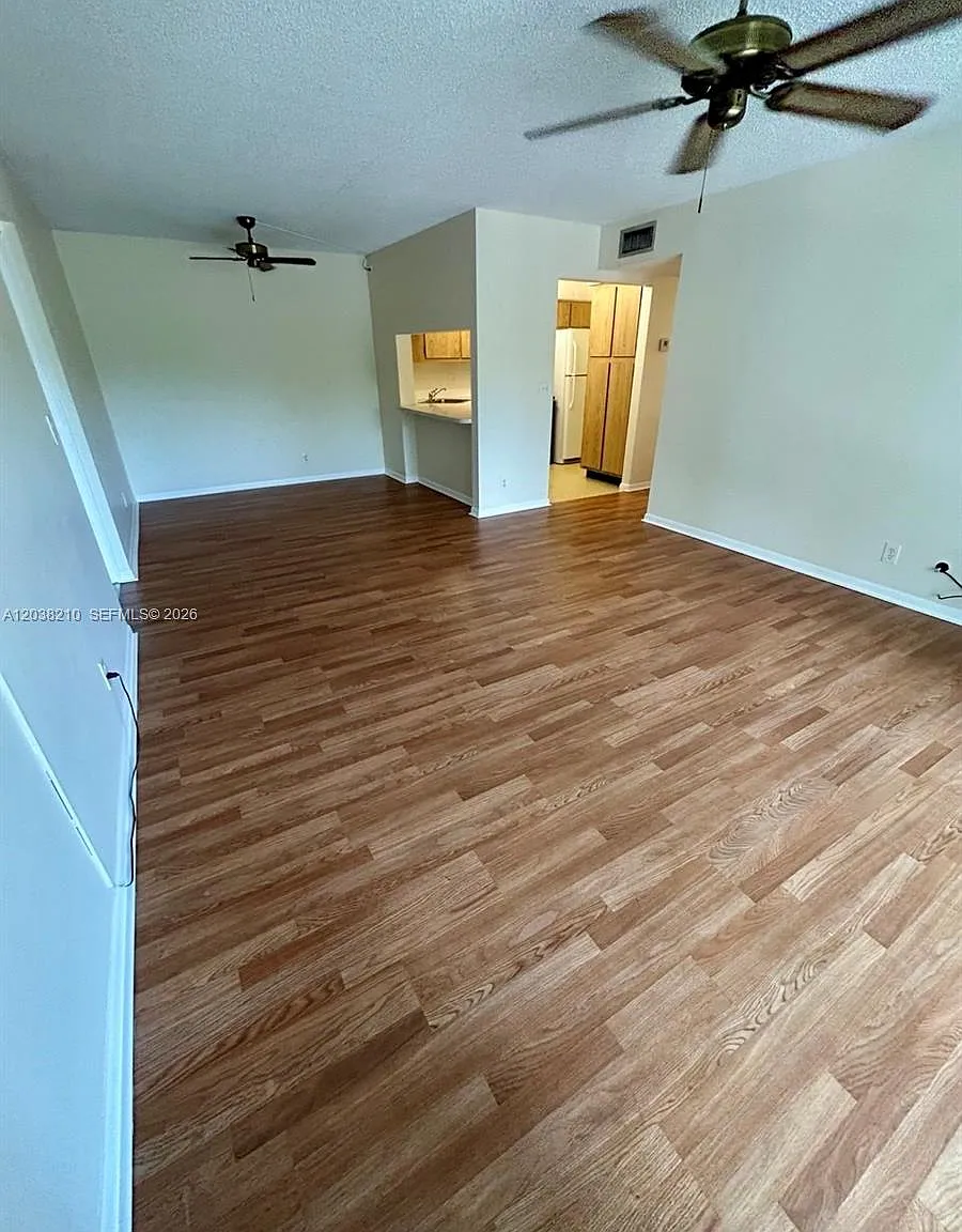 Palm Club Village Ii Cond — Photo 1