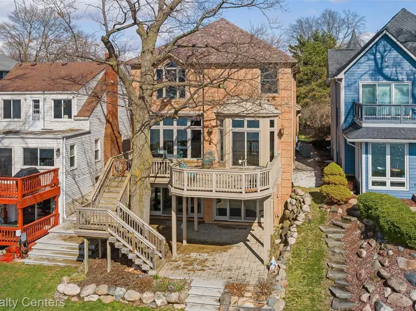 1284 E Lake Dr, Novi, MI 48377