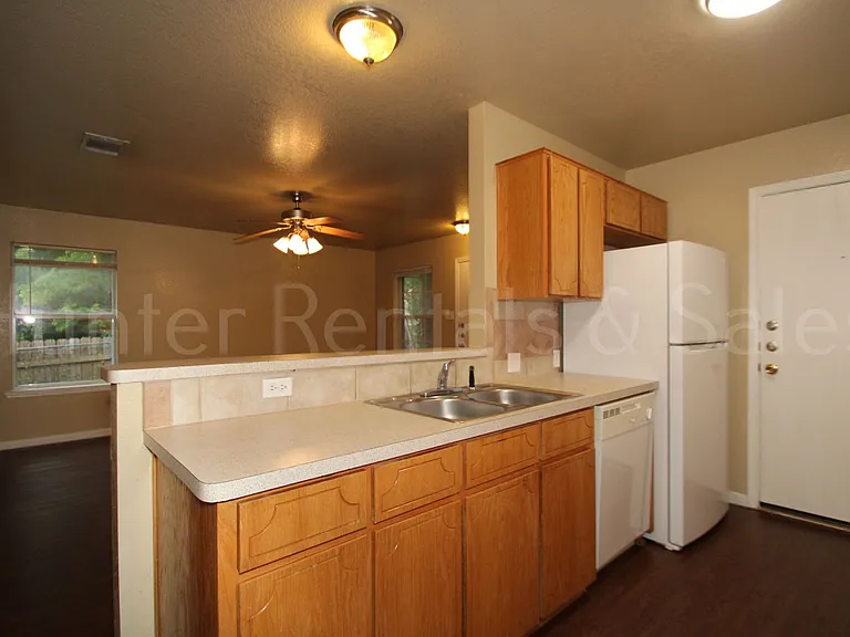 930 Ramblewood St #B — Photo 11