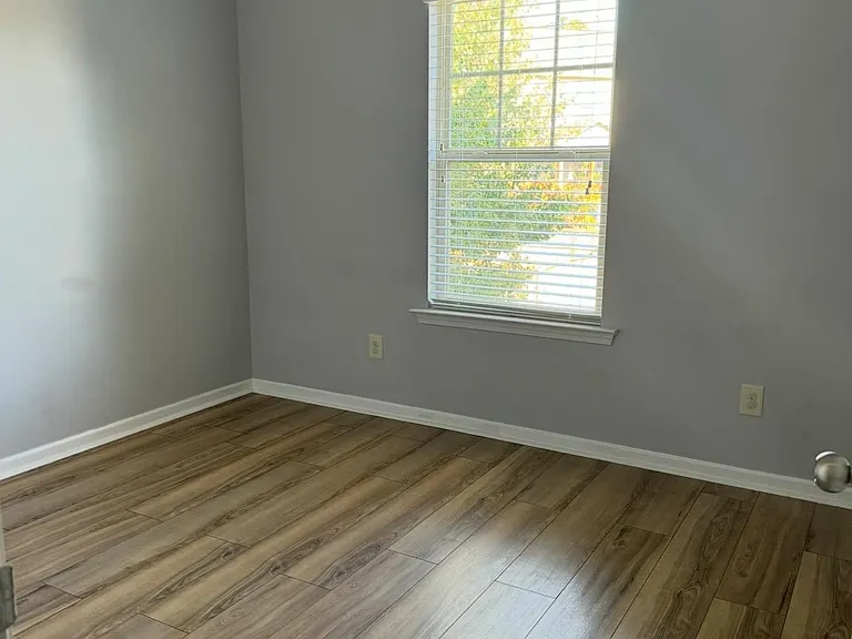 1004 Oglethorpe Ct — Photo 8