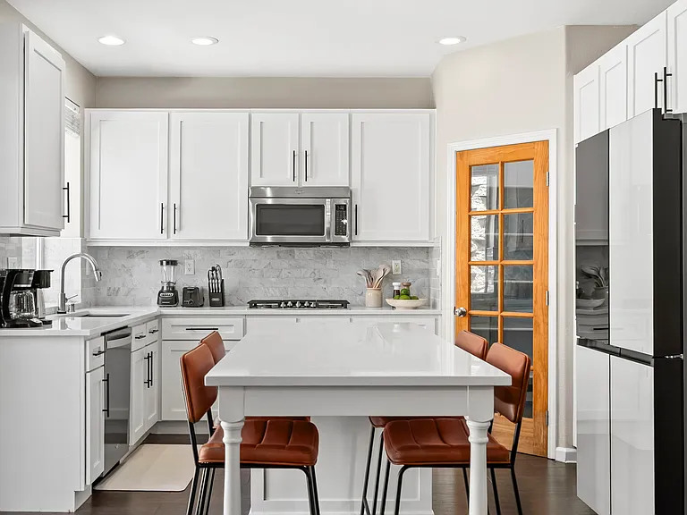 663 Glasgow Ct — Photo 18