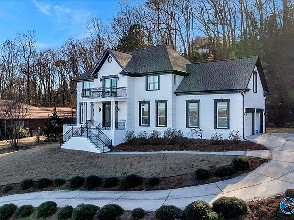 3rd image of 3034 Woodvue Rd