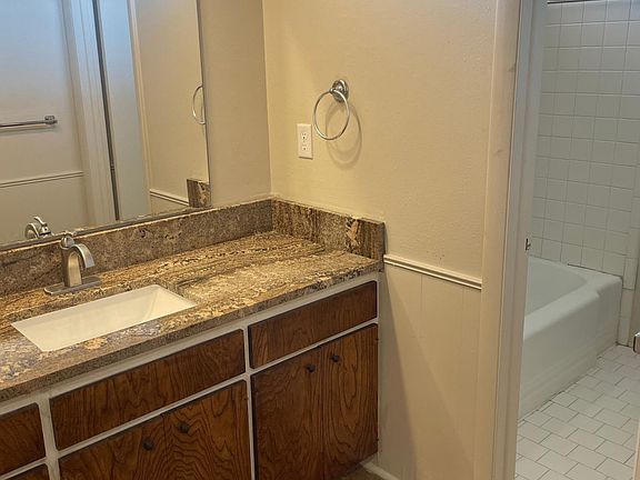 2nd bathroom with shower/tub