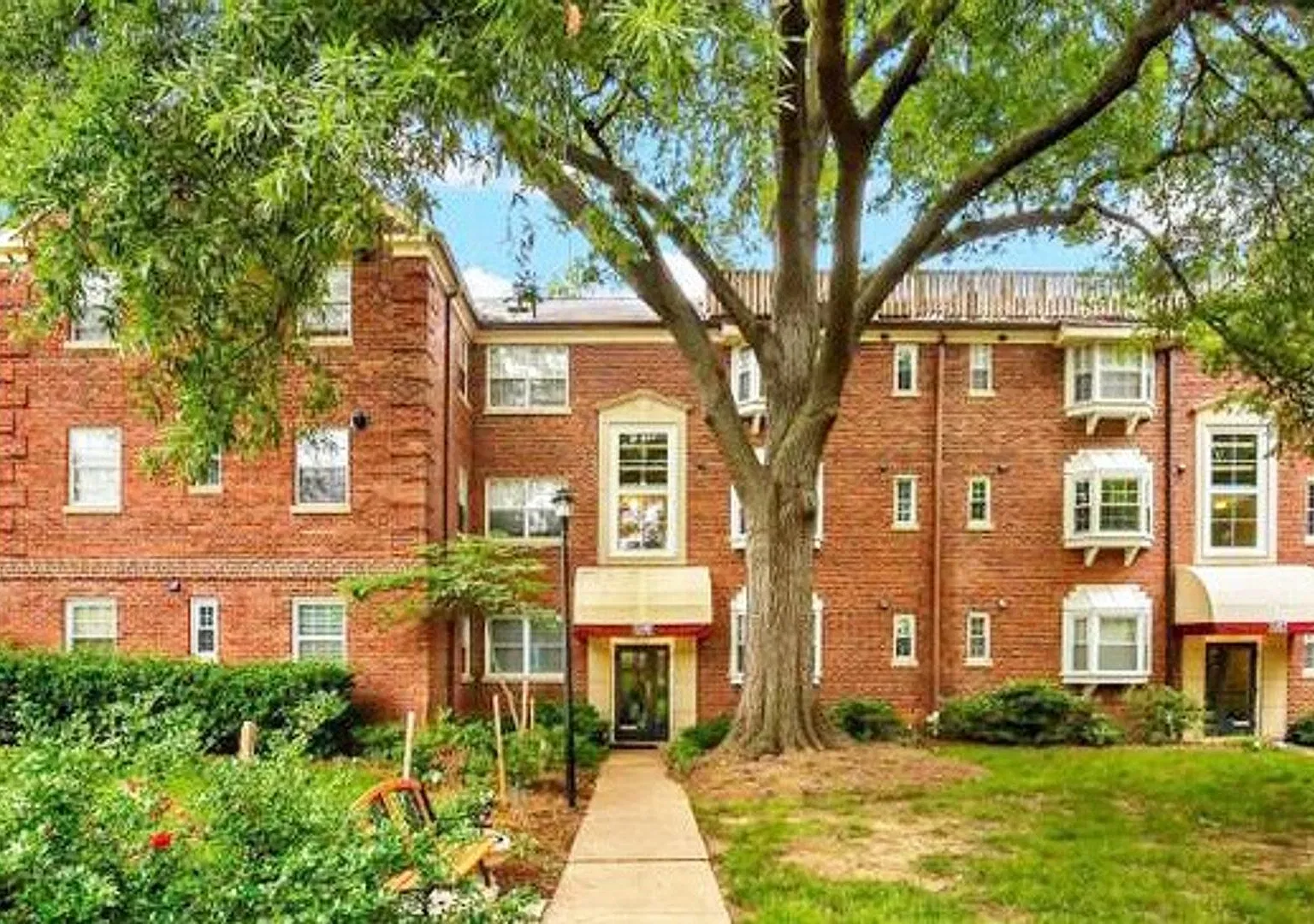 Sunny, spacious 1BR/1BA Condo in Arlington's Precious Palisades Condos w/Parking — Photo 1